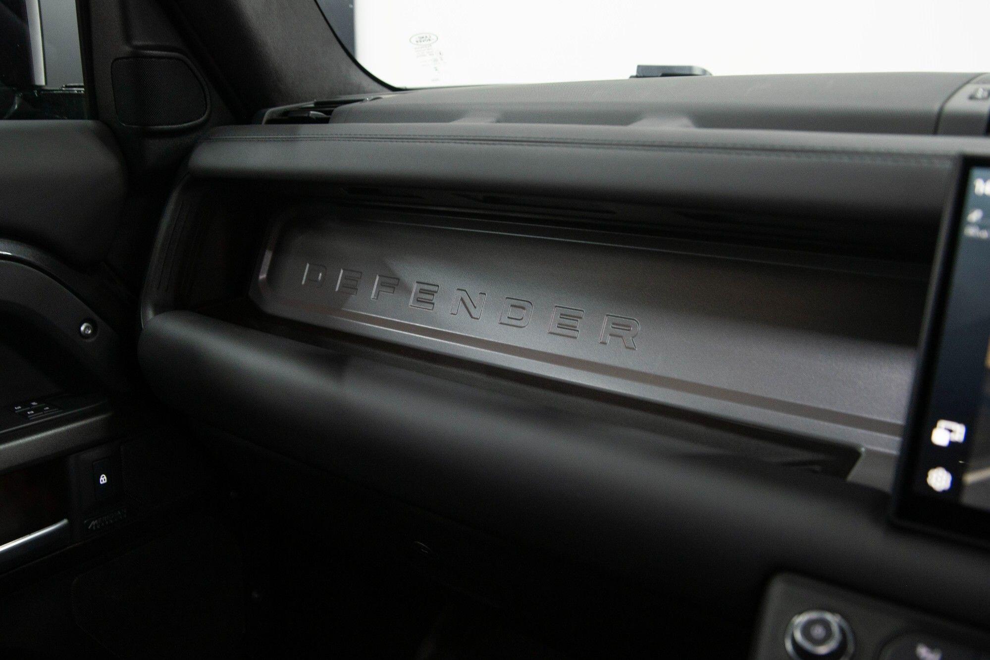 Land Rover Defender 110 view 33