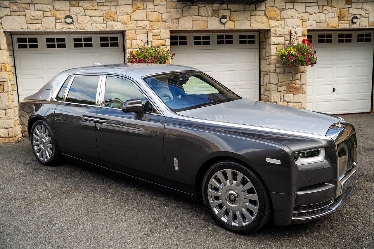 Rolls-Royce Phantom view 2