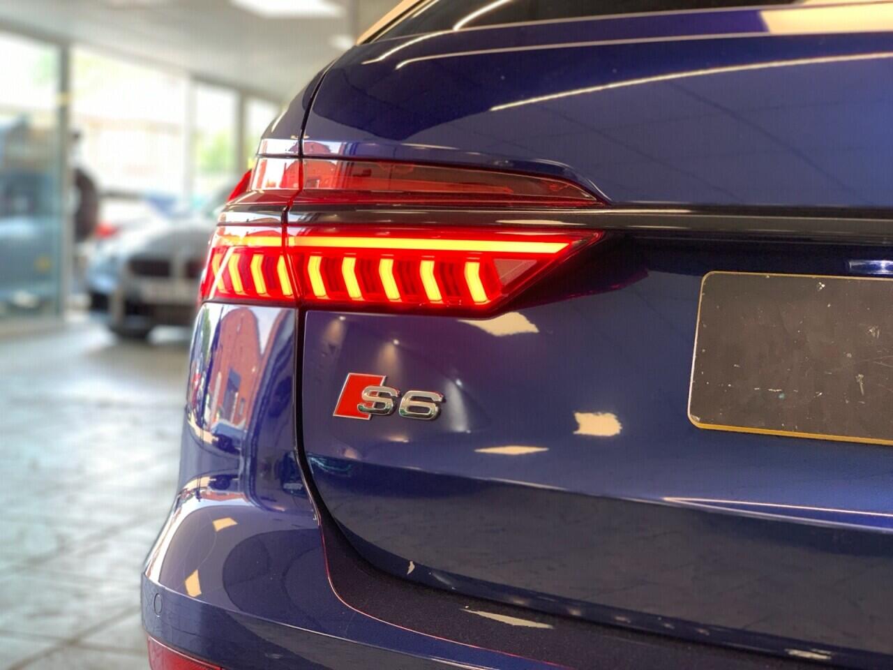 Audi S6 Avant view 9