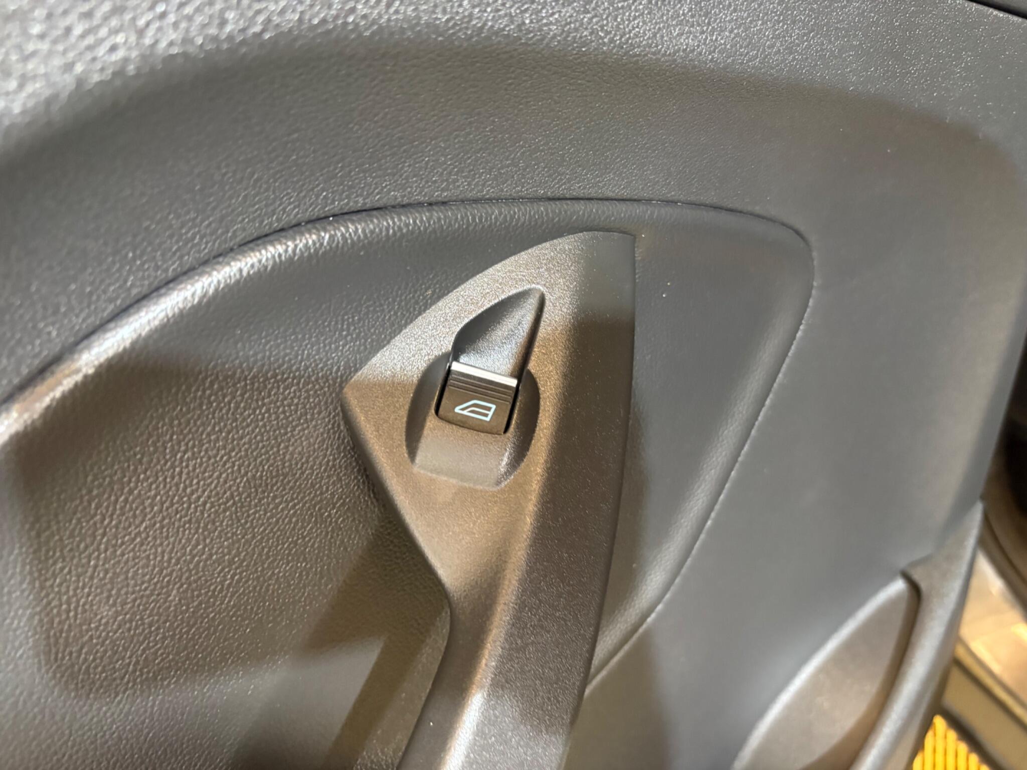 Ford Kuga view 34