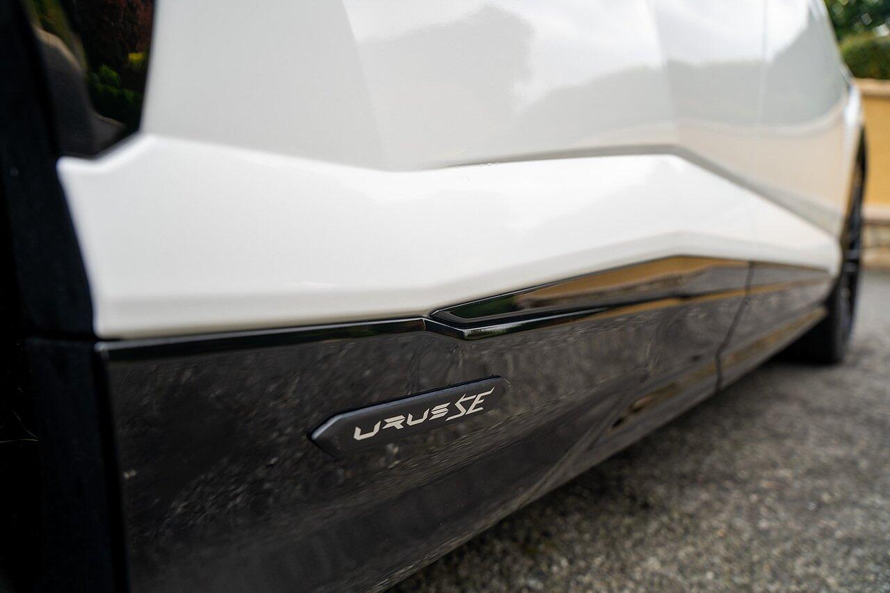 Lamborghini Urus view 7