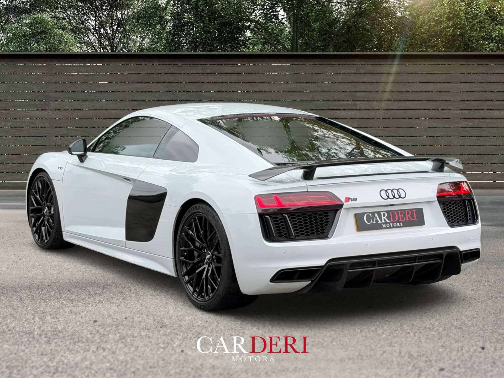 Audi R8 view 3