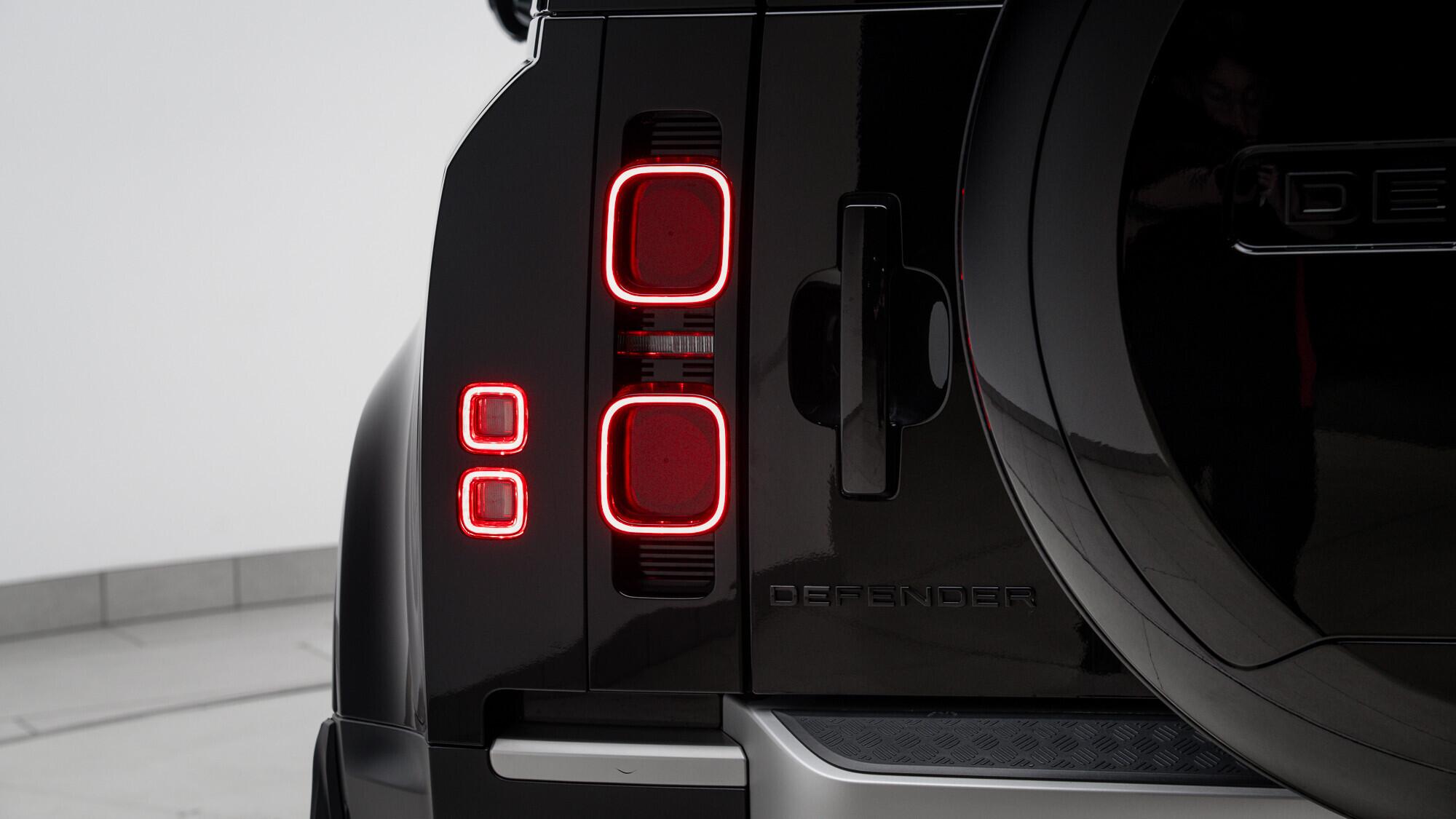 Land Rover Defender 90 view 15