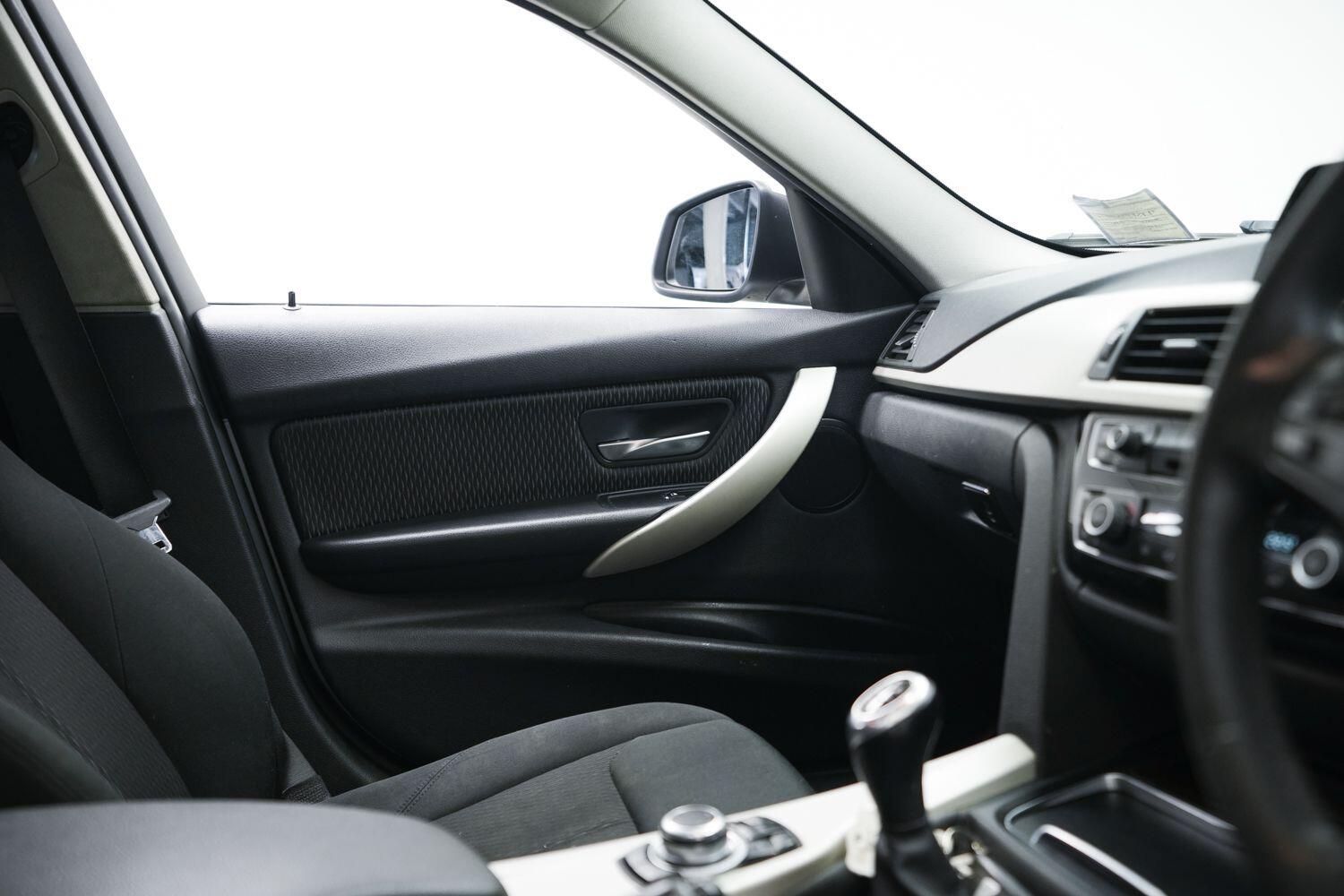 BMW 3 Series view 14