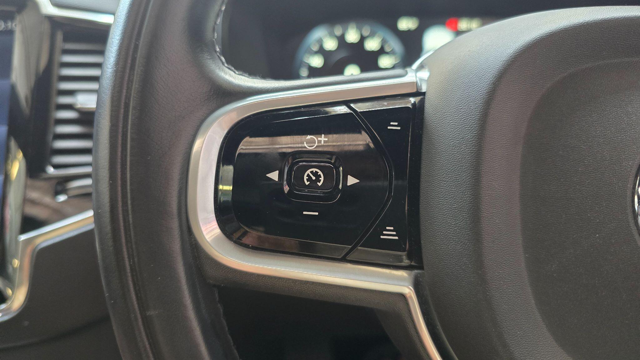Volvo XC90 view 9
