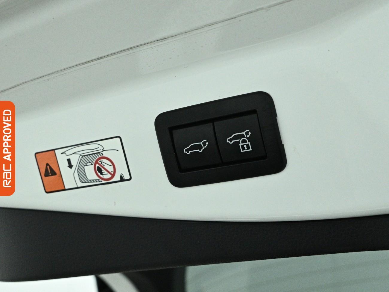 Toyota C-HR view 25