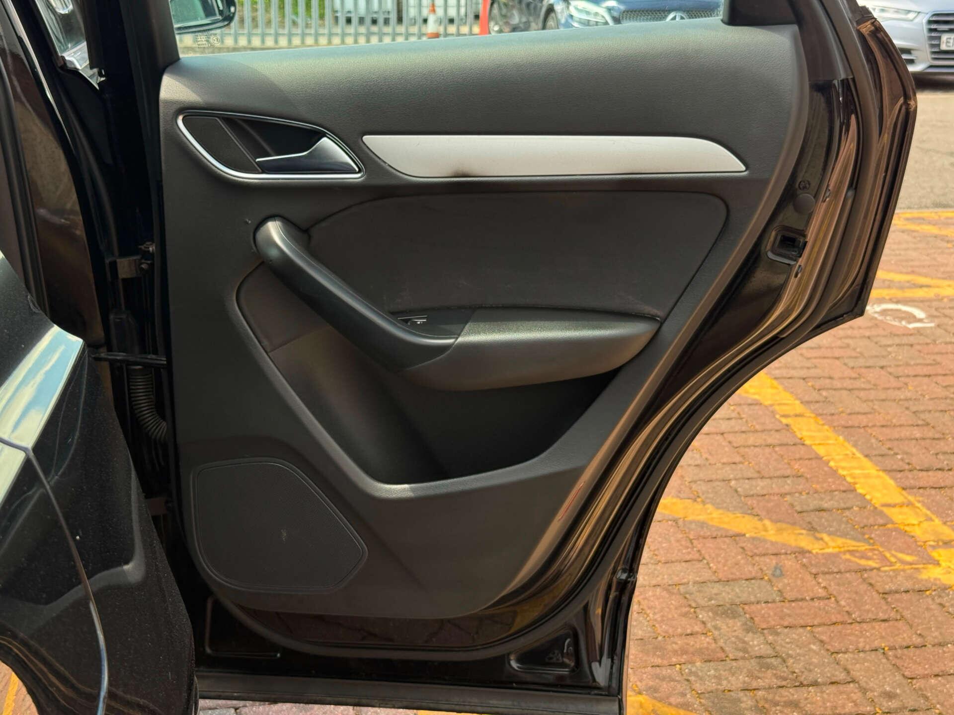 Audi Q3 view 32