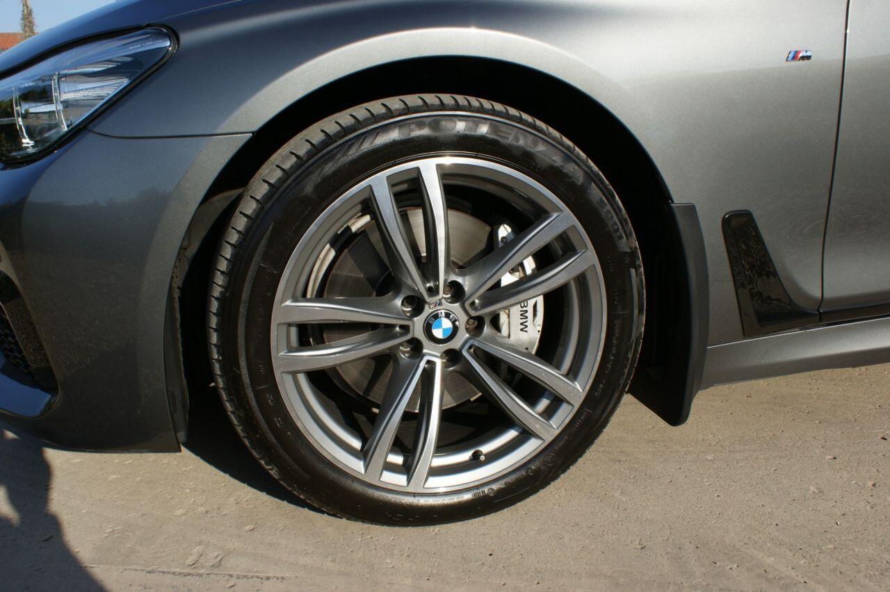 BMW 7 Series view 23