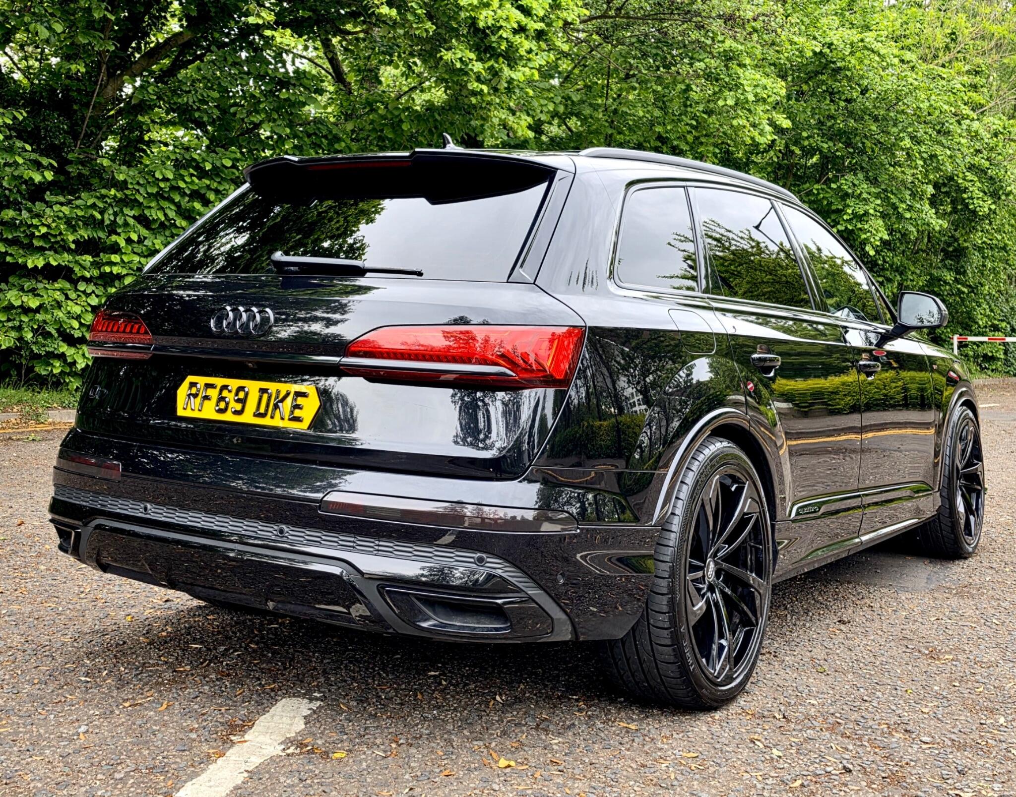 Audi Q7 view 16