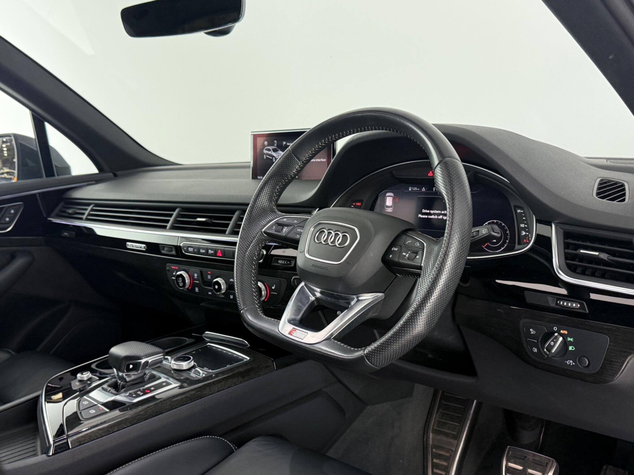 Audi Q7 view 3