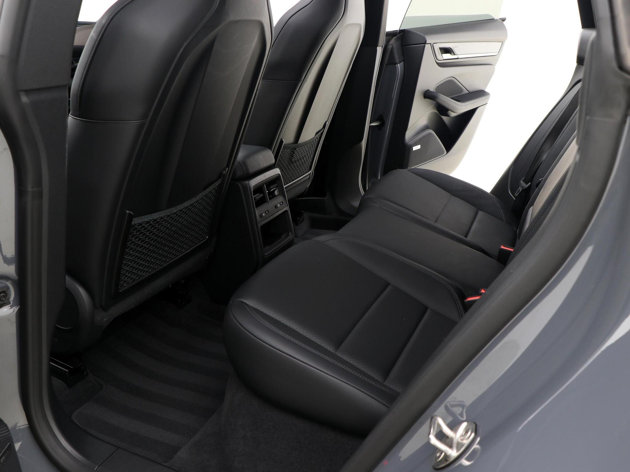 Porsche Macan view 27