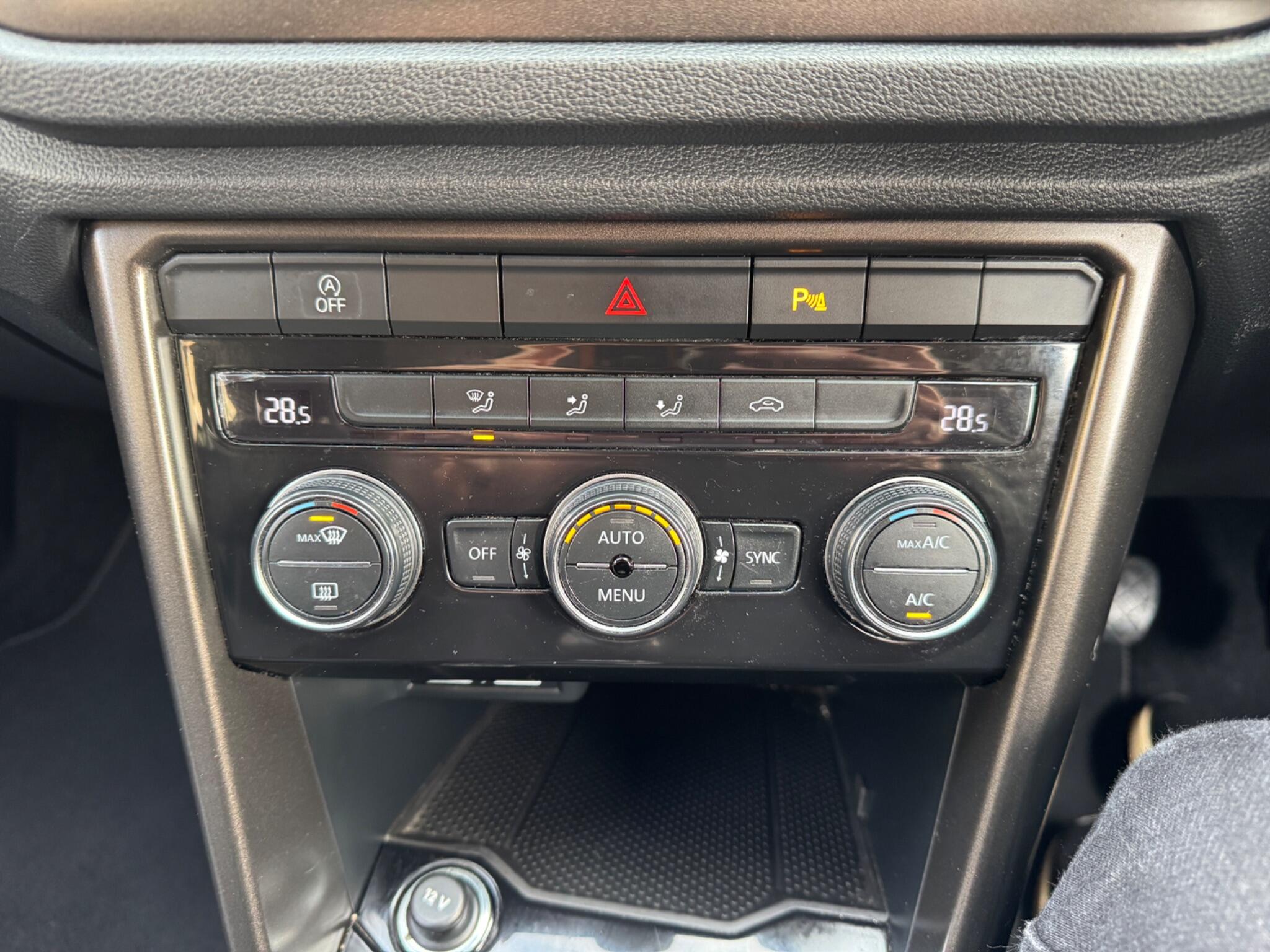 Volkswagen T-Roc view 40