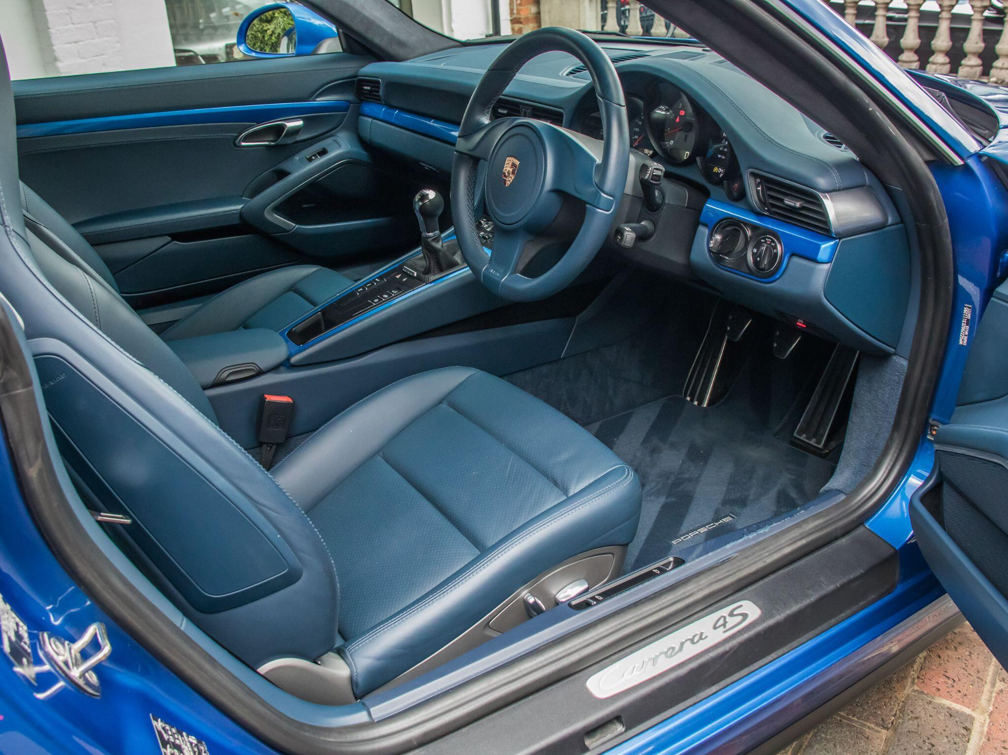 Porsche 911 view 3