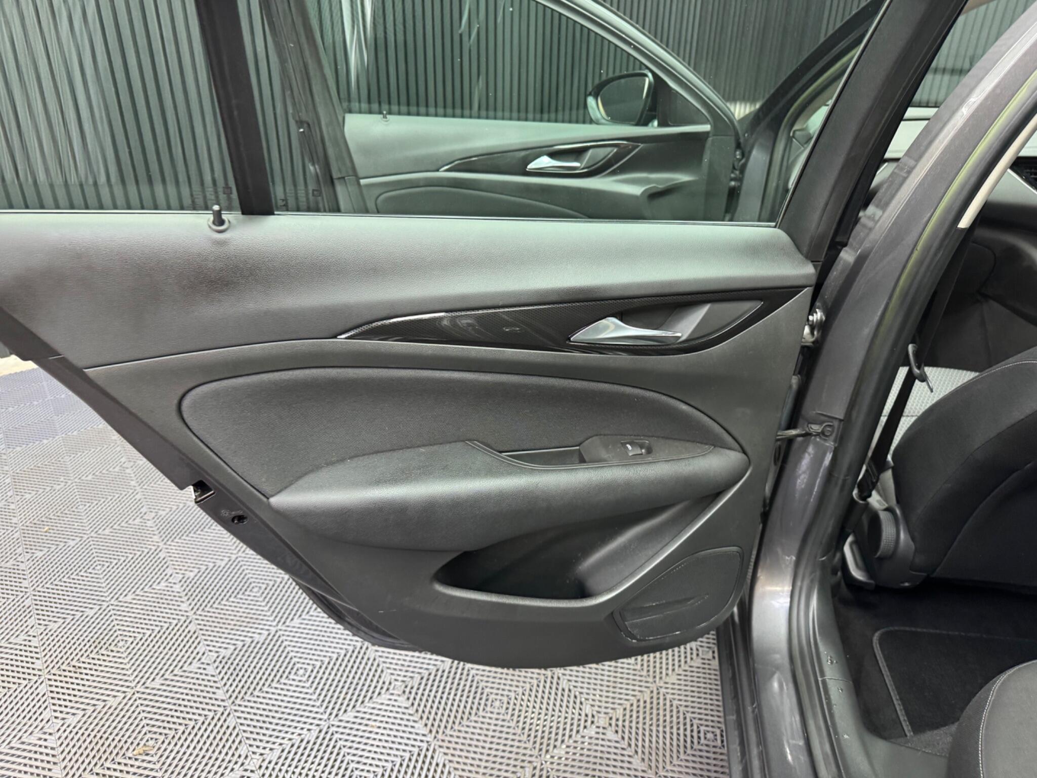 Vauxhall Insignia view 39
