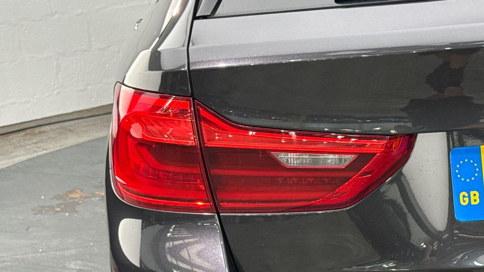 BMW 5 Series view 23