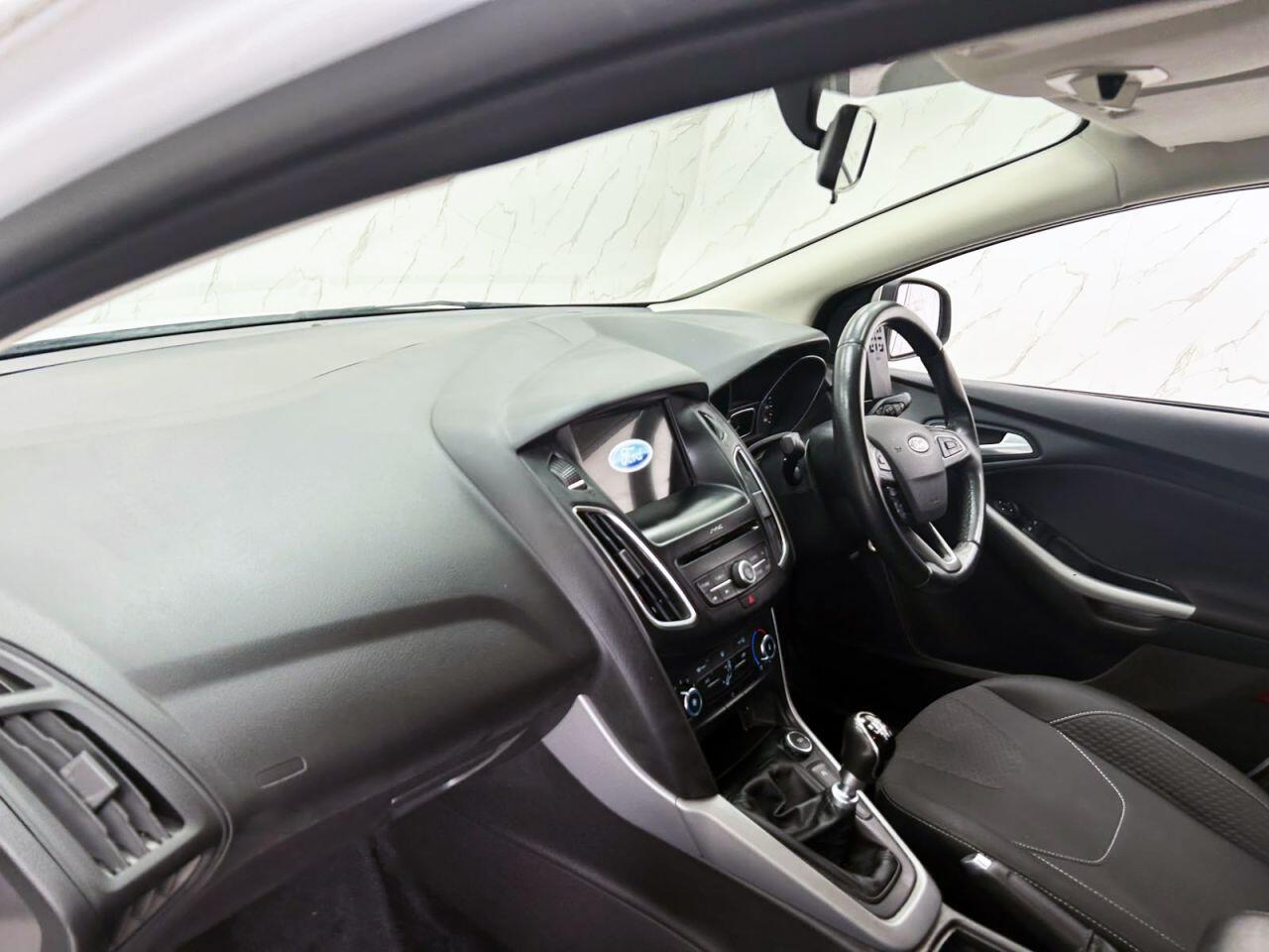 Ford Focus view 14