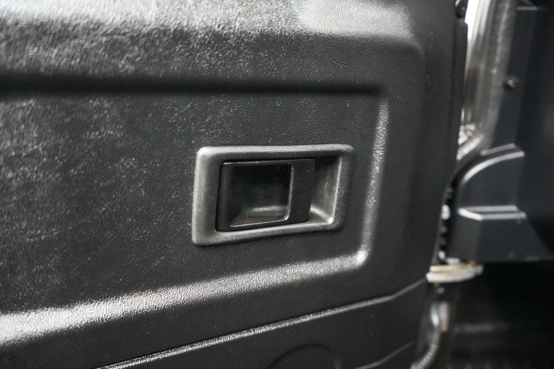 Land Rover Defender 90 view 18