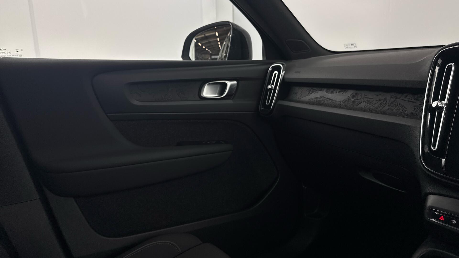 Volvo EX40 view 28