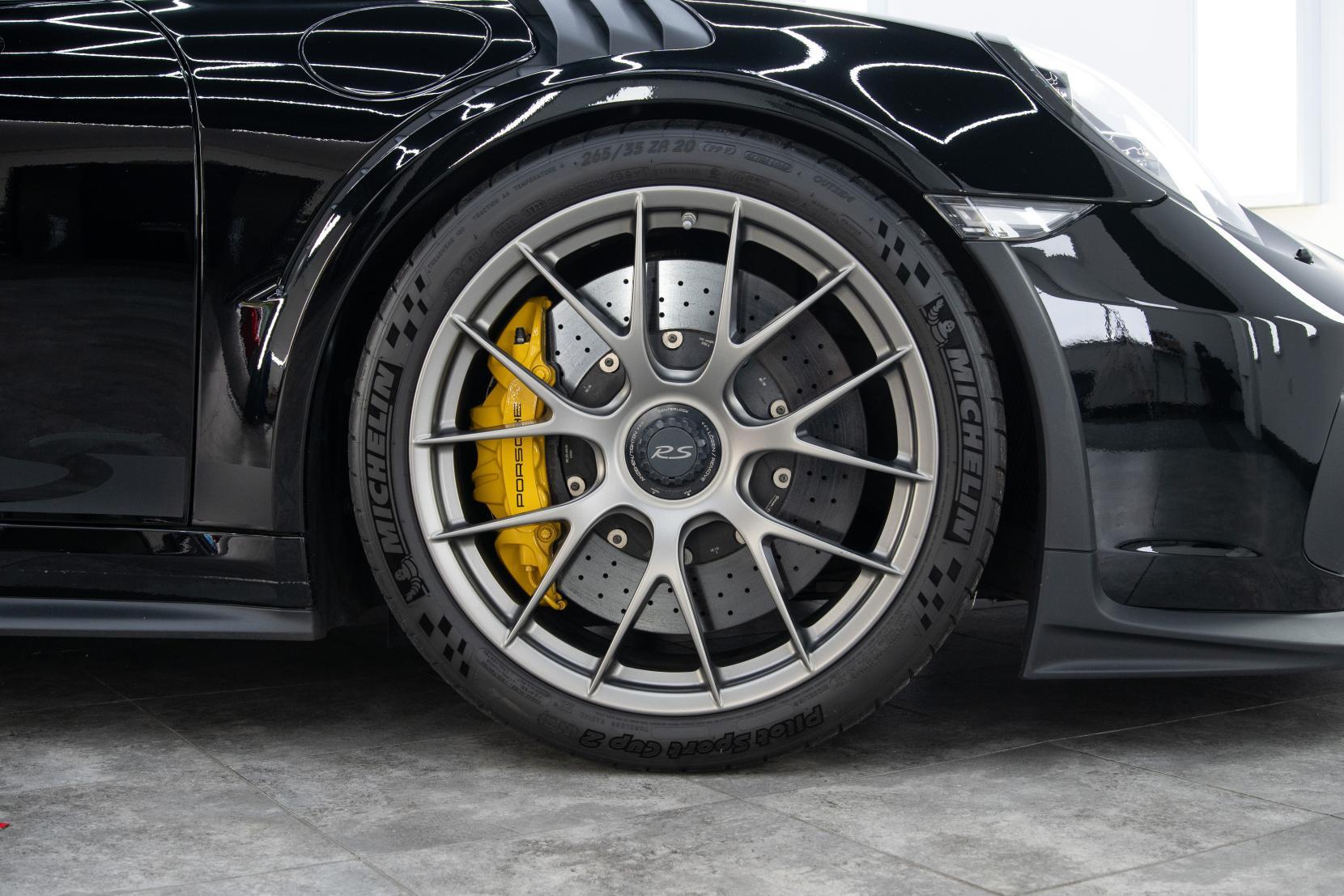 Porsche 911 view 6