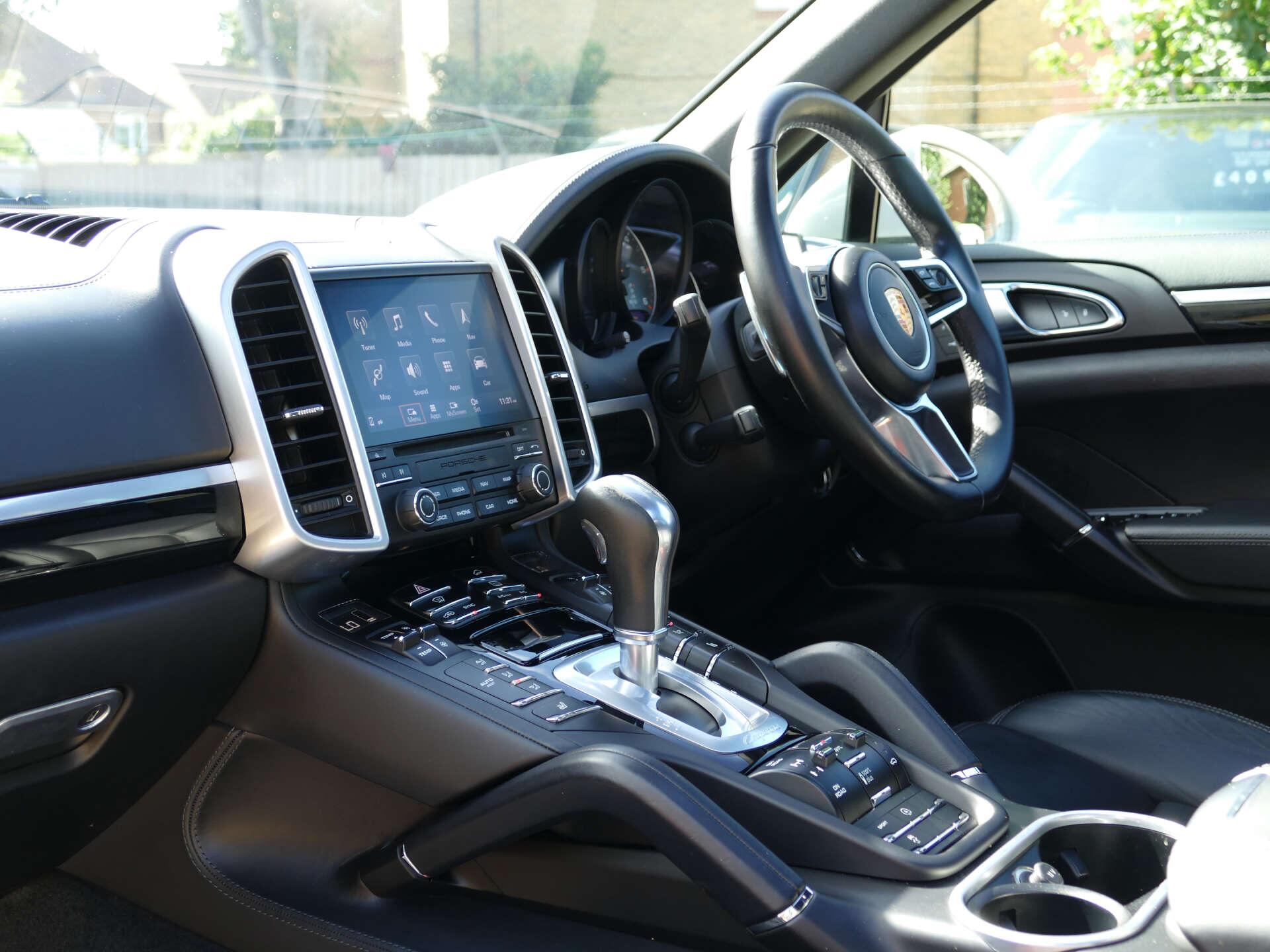 Porsche Cayenne view 29