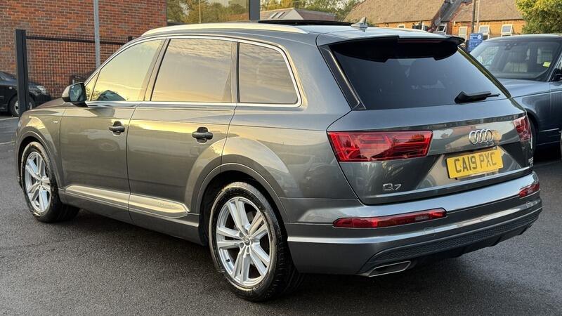 Audi Q7 view 5