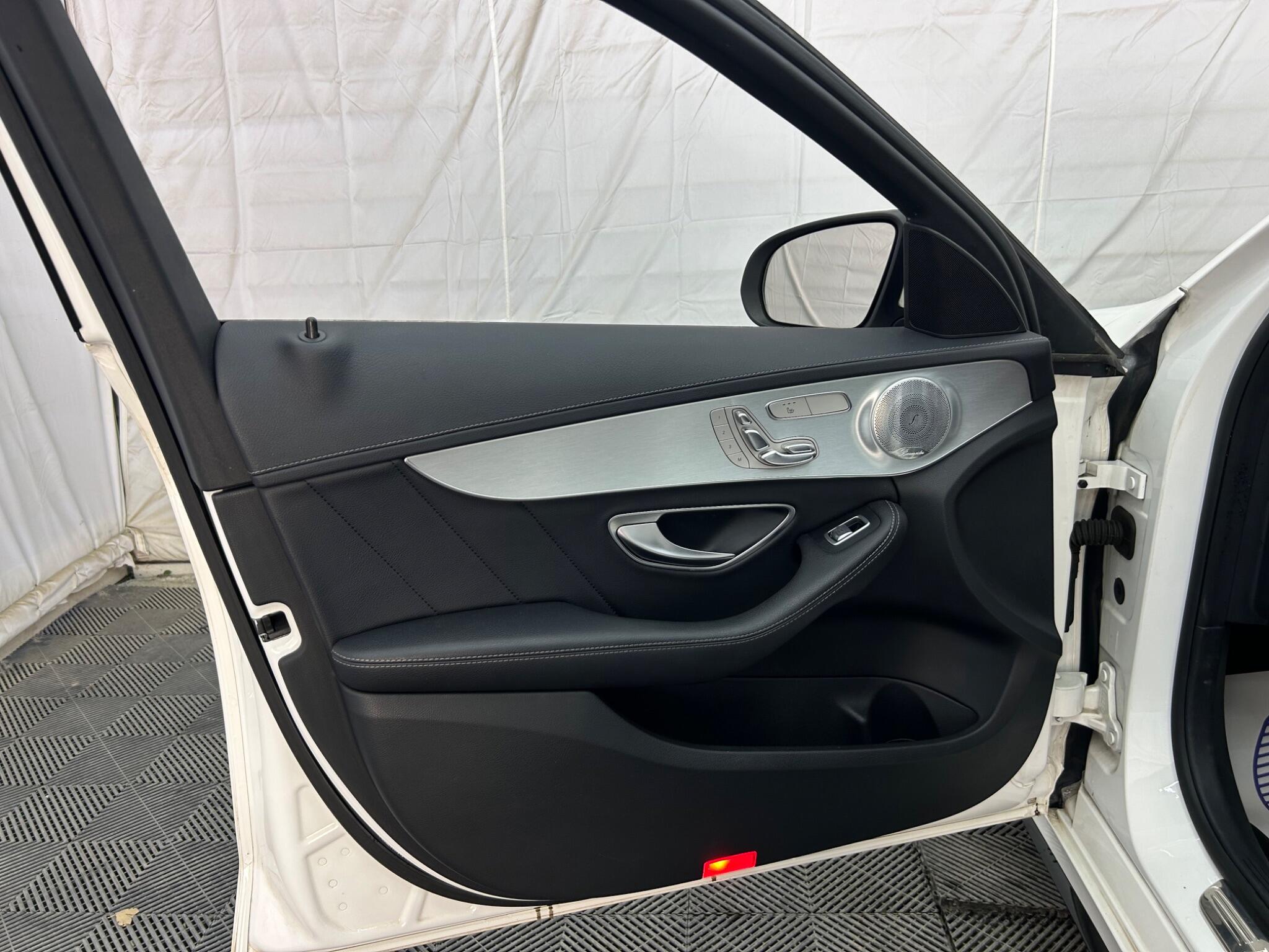Mercedes-Benz C Class view 33