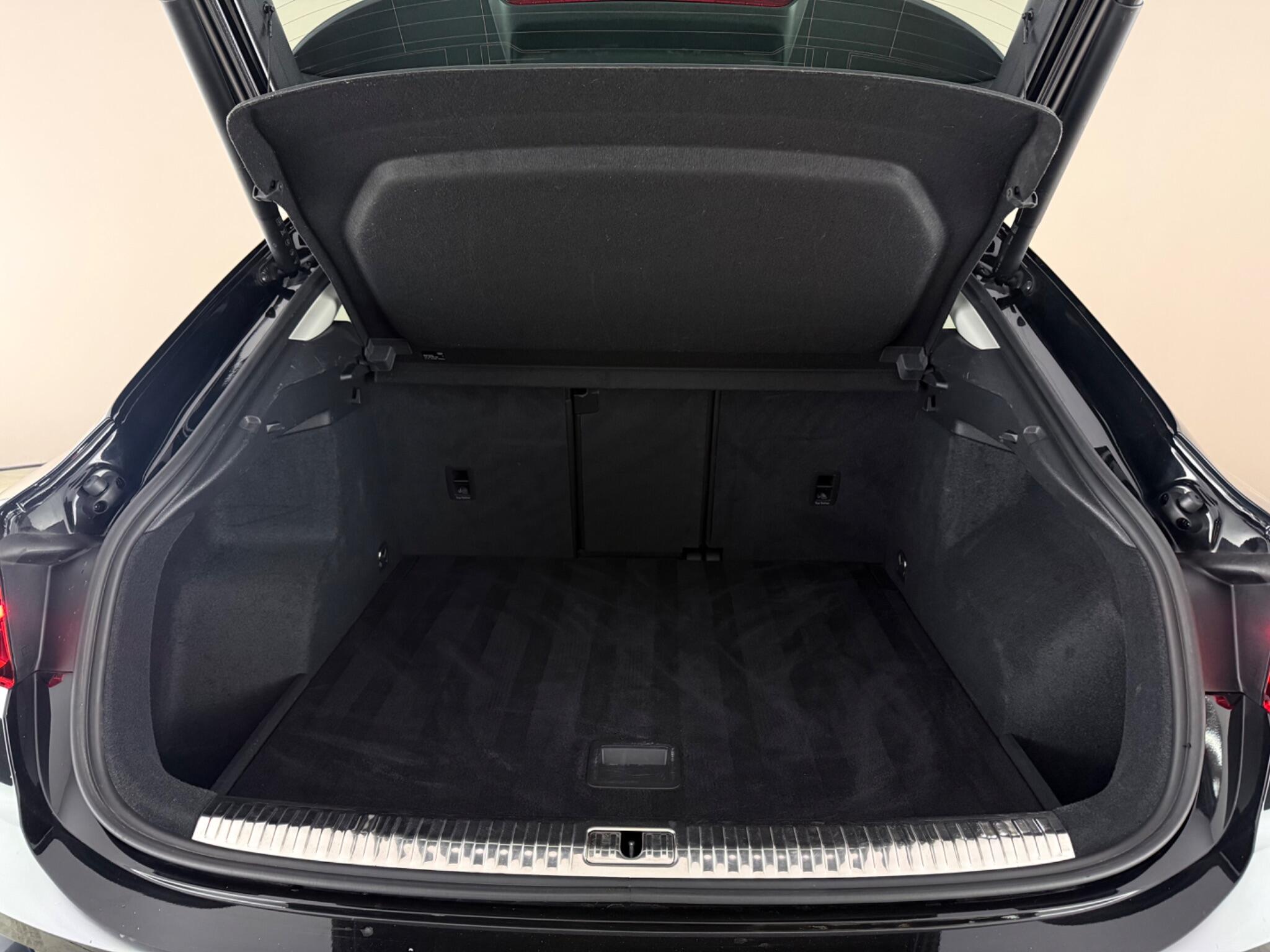 Audi Q3 view 9