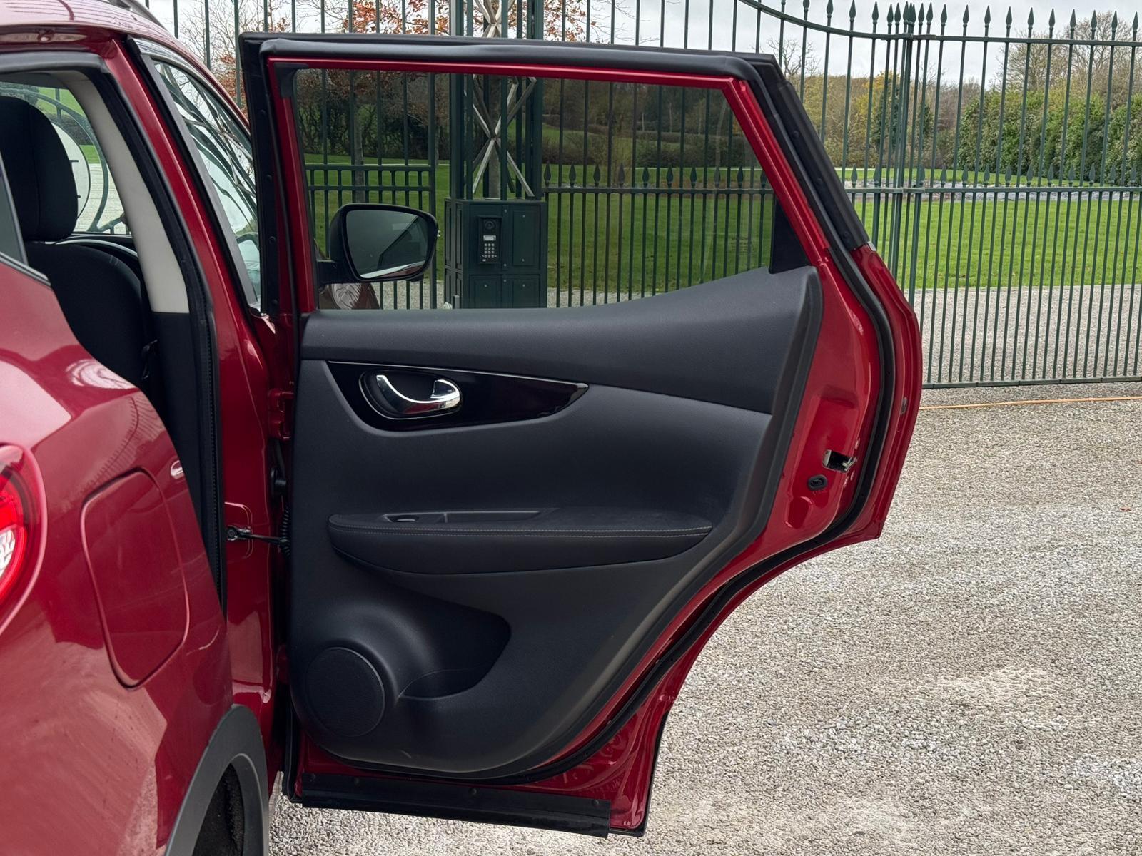 2016 Nissan Qashqai 1.2 DIG-T N-Connecta 2WD Euro 6 (s/s) 5dr • 42,835 miles image 22