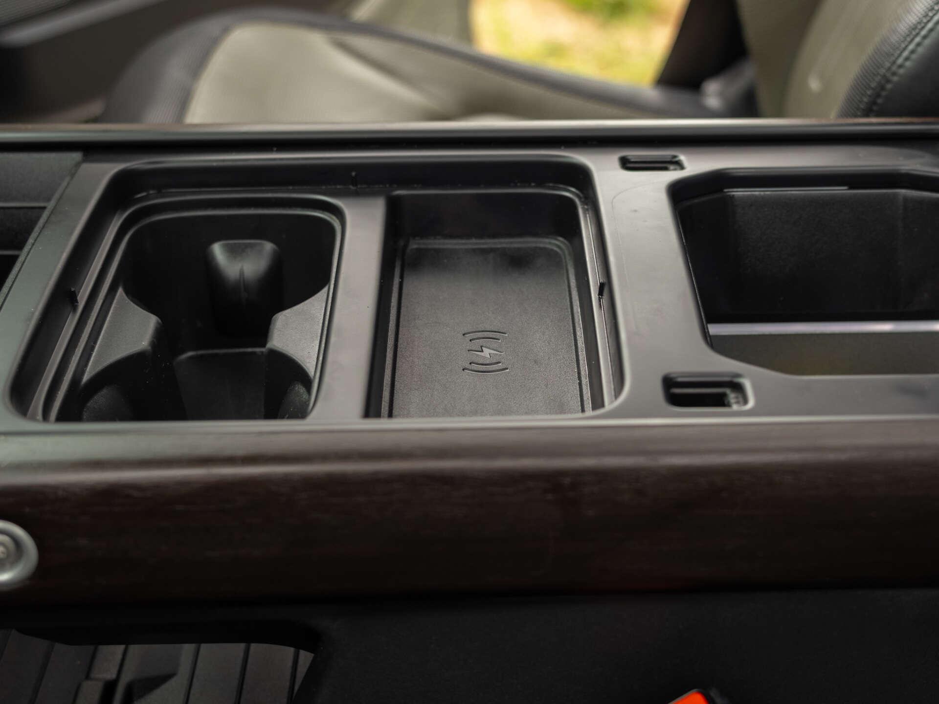 Land Rover Defender view 33