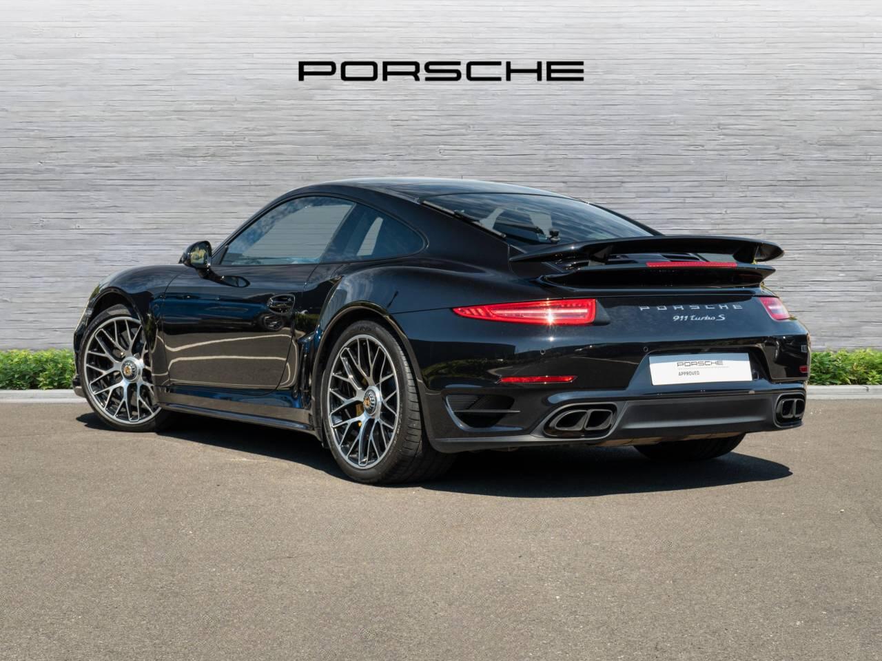 Porsche 911 view 3