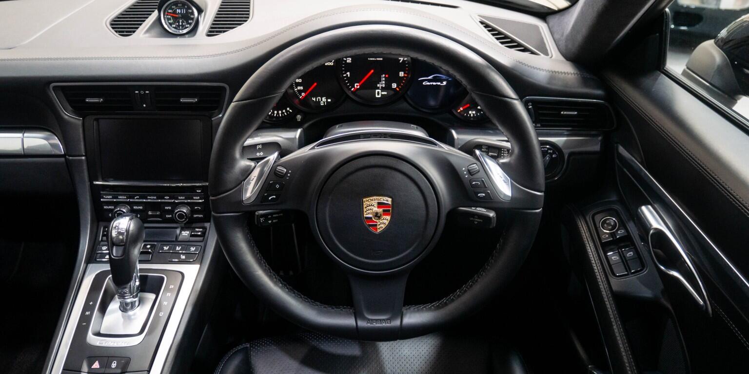 Porsche 911 view 22