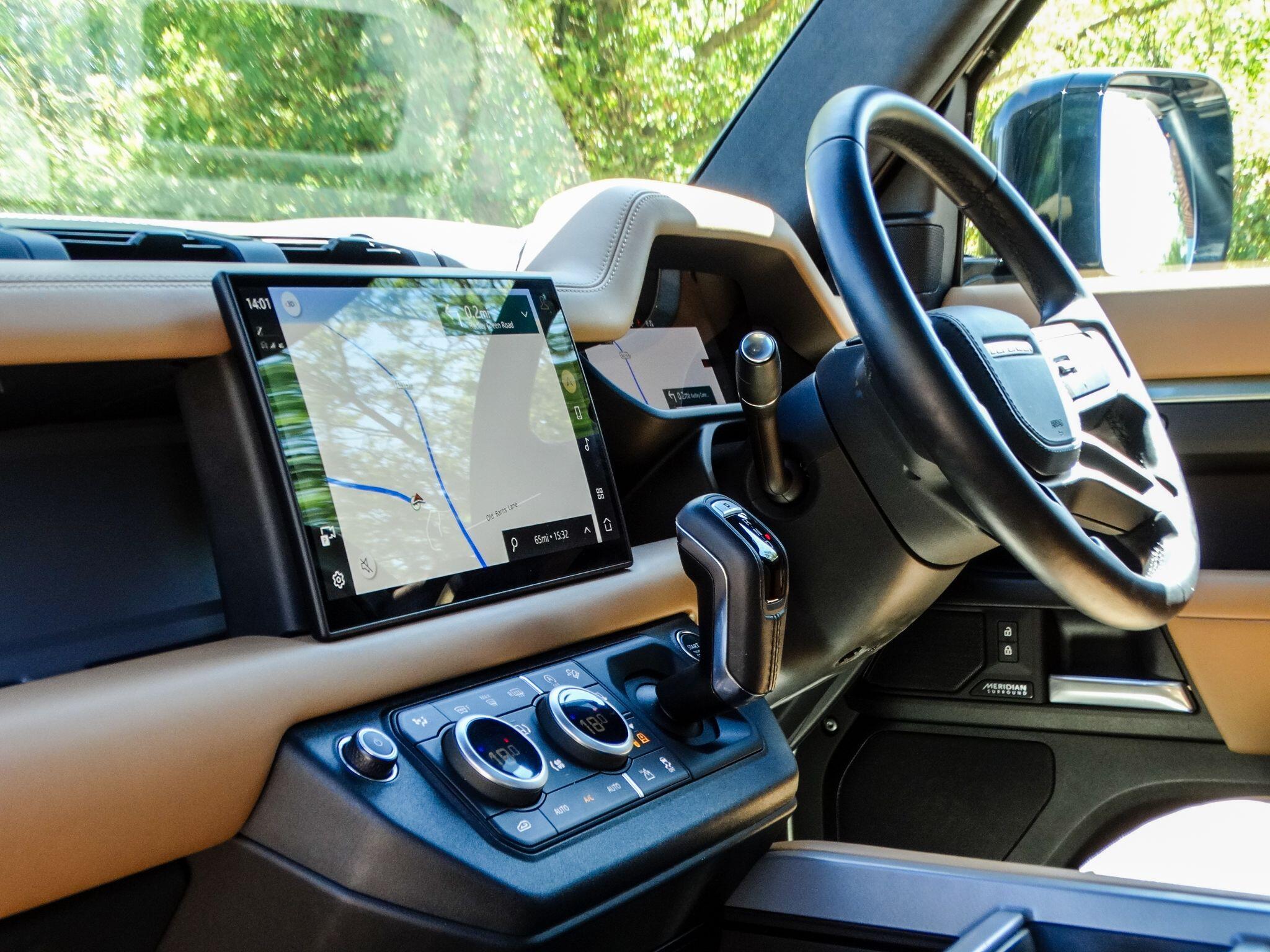 Land Rover Defender 110 view 21