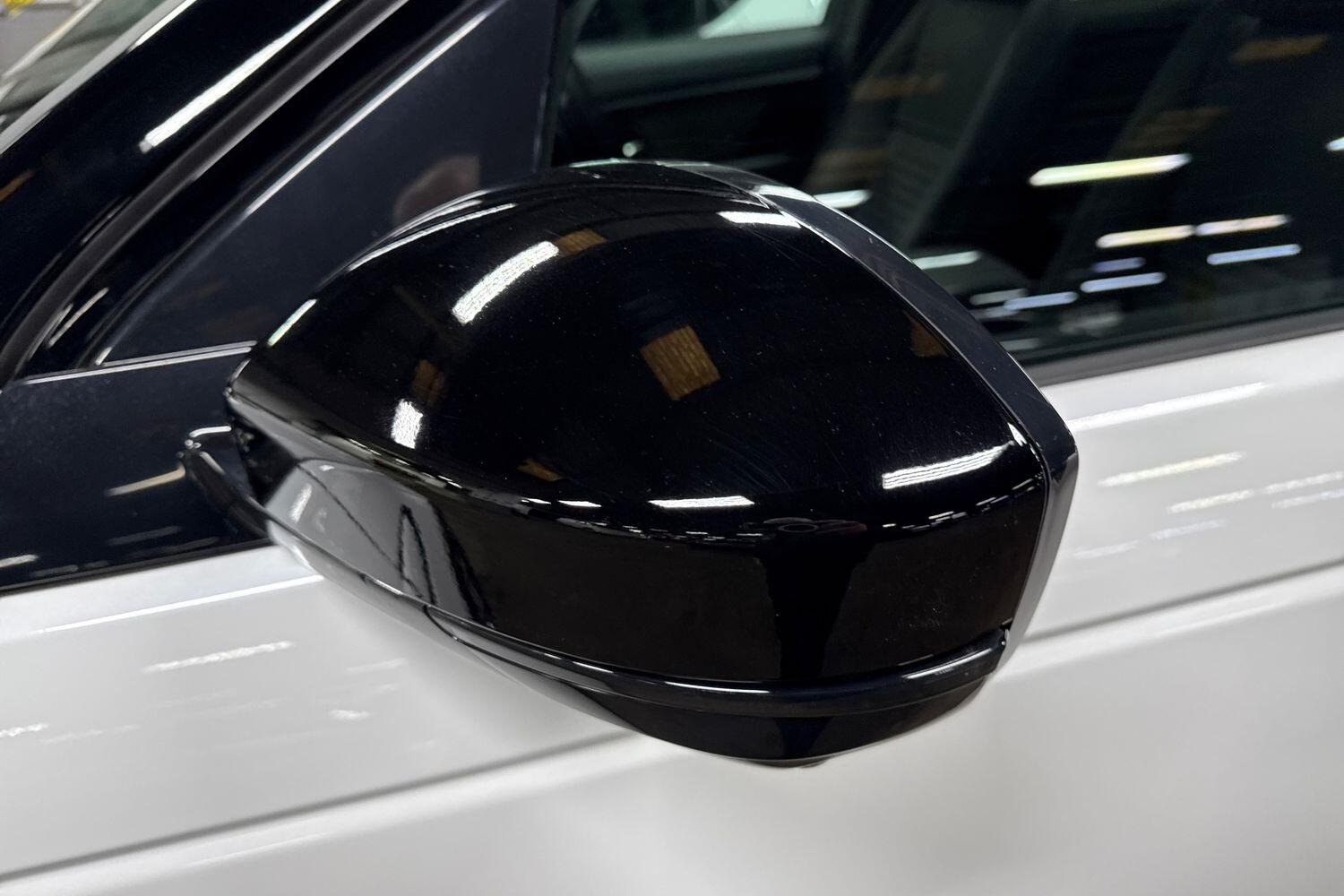 Land Rover Discovery Sport view 30