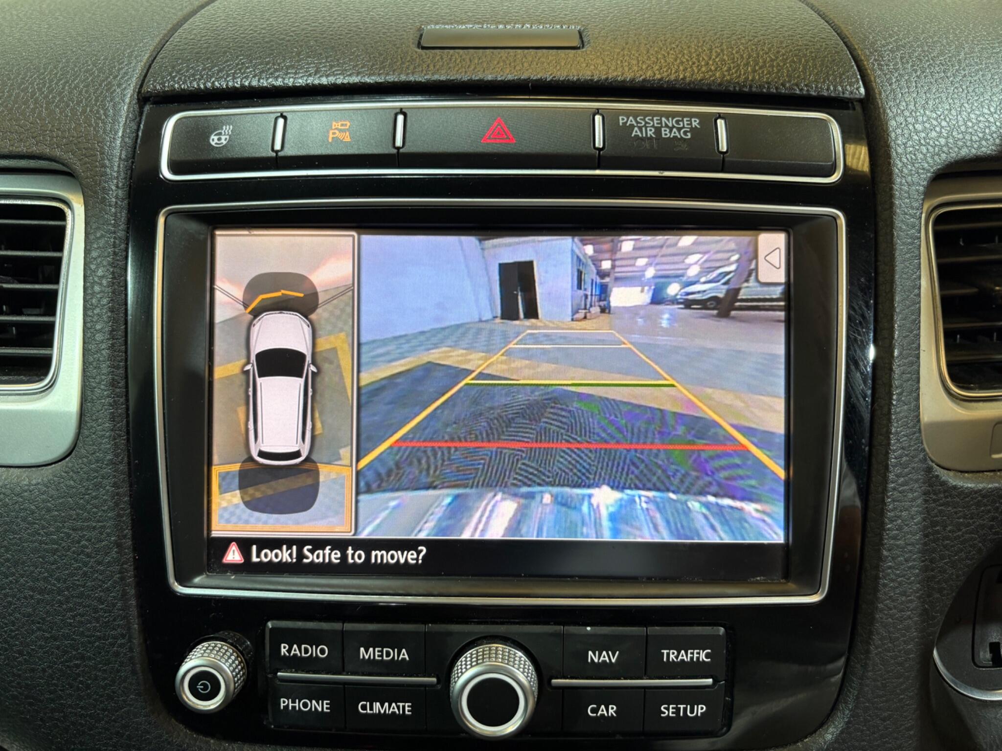 Volkswagen Touareg view 5