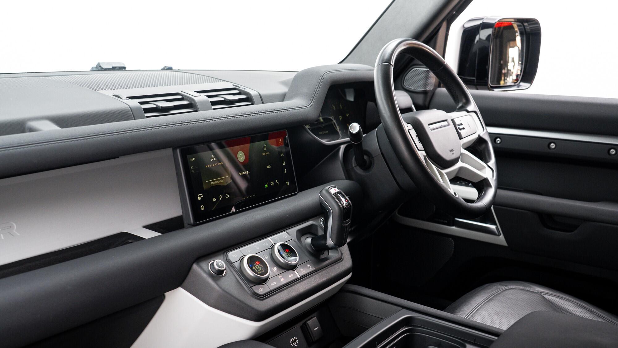 Land Rover Defender 110 view 40