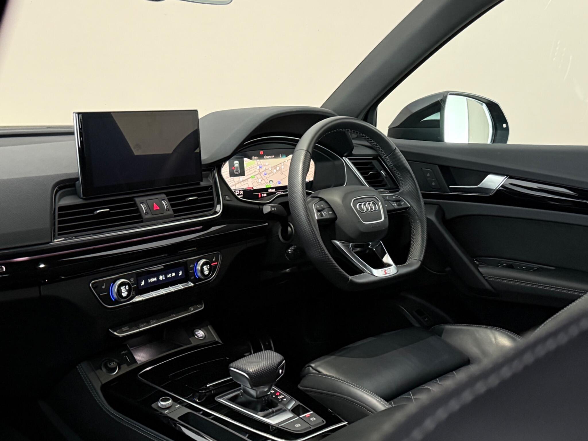 Audi Q5 view 4