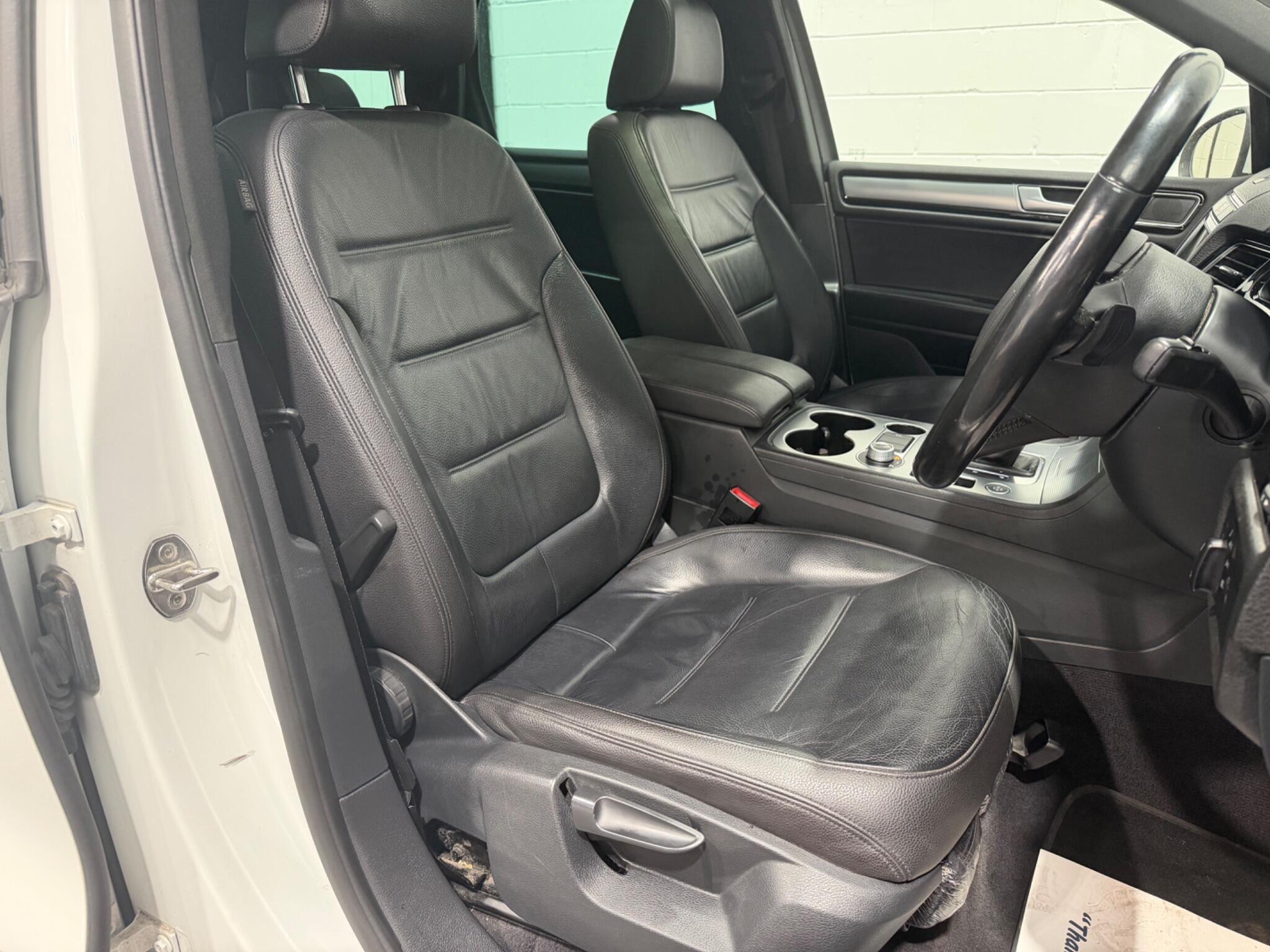 Volkswagen Touareg view 12
