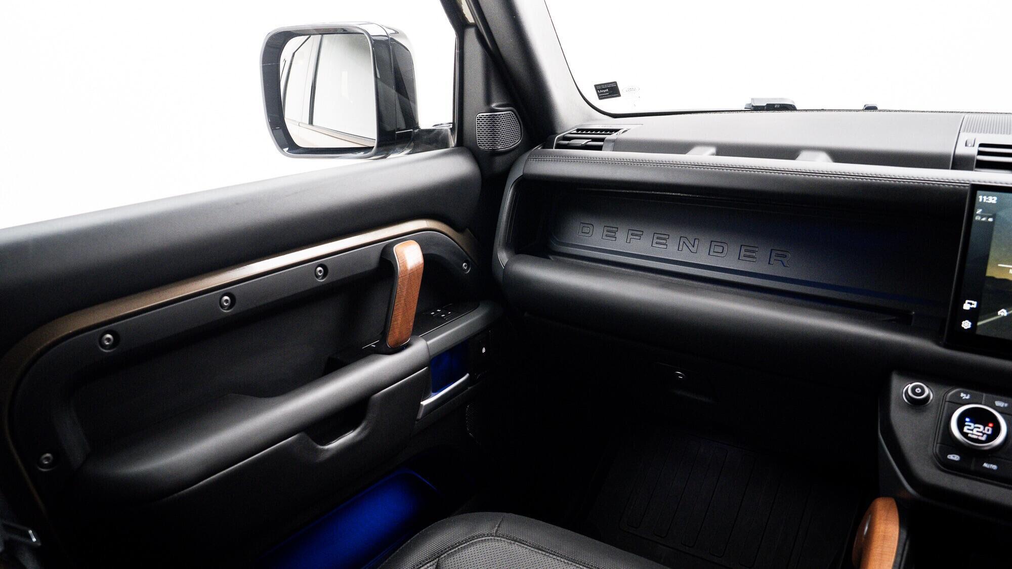 Land Rover Defender view 28