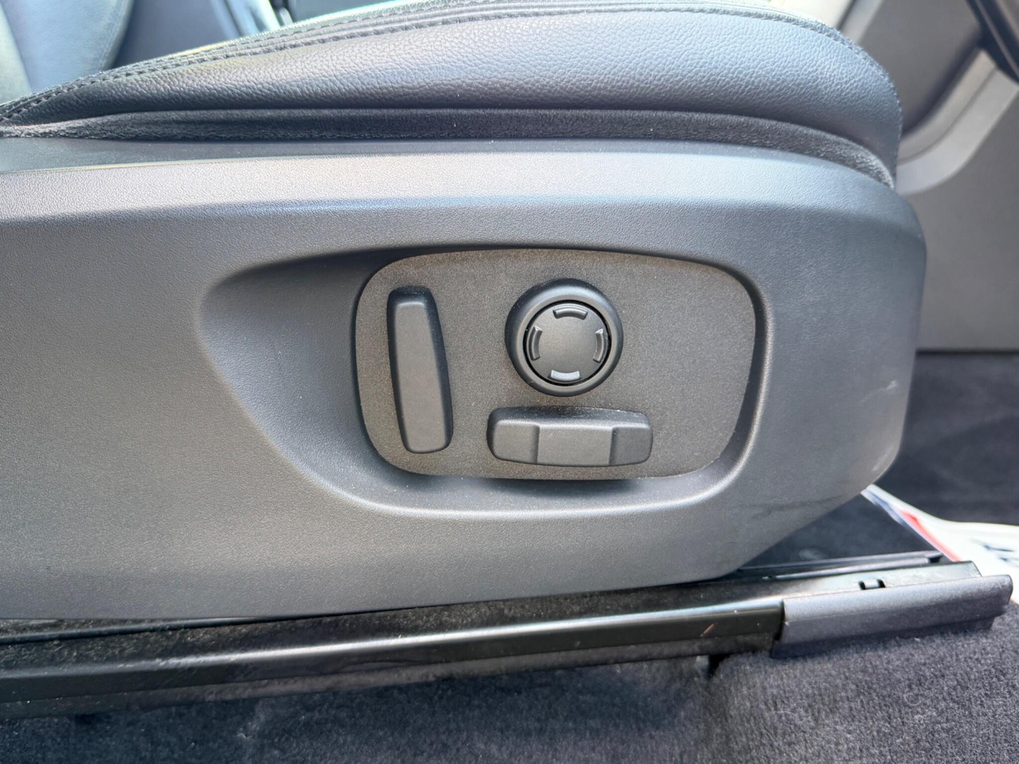 Land Rover Discovery Sport view 16