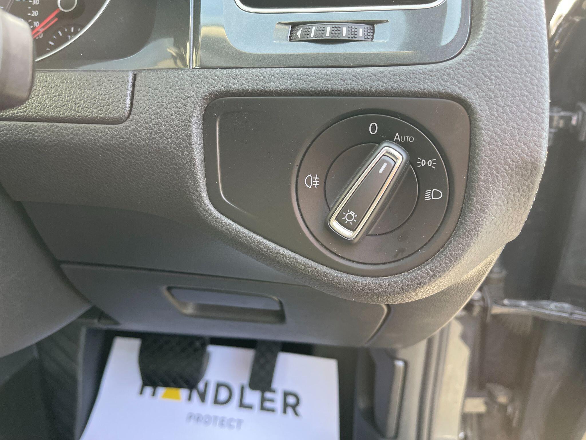Volkswagen E-Golf view 36