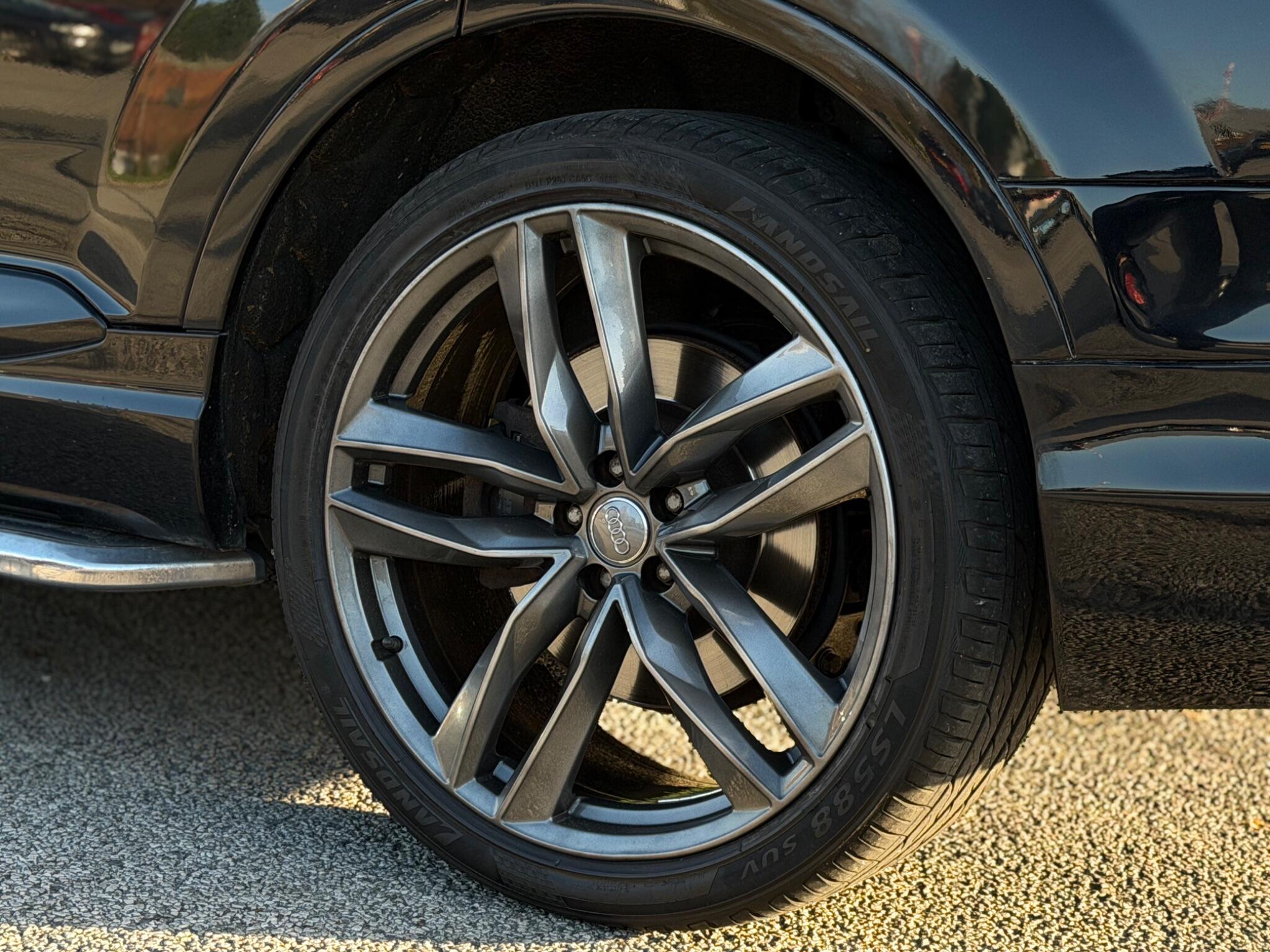 Audi Q7 view 34