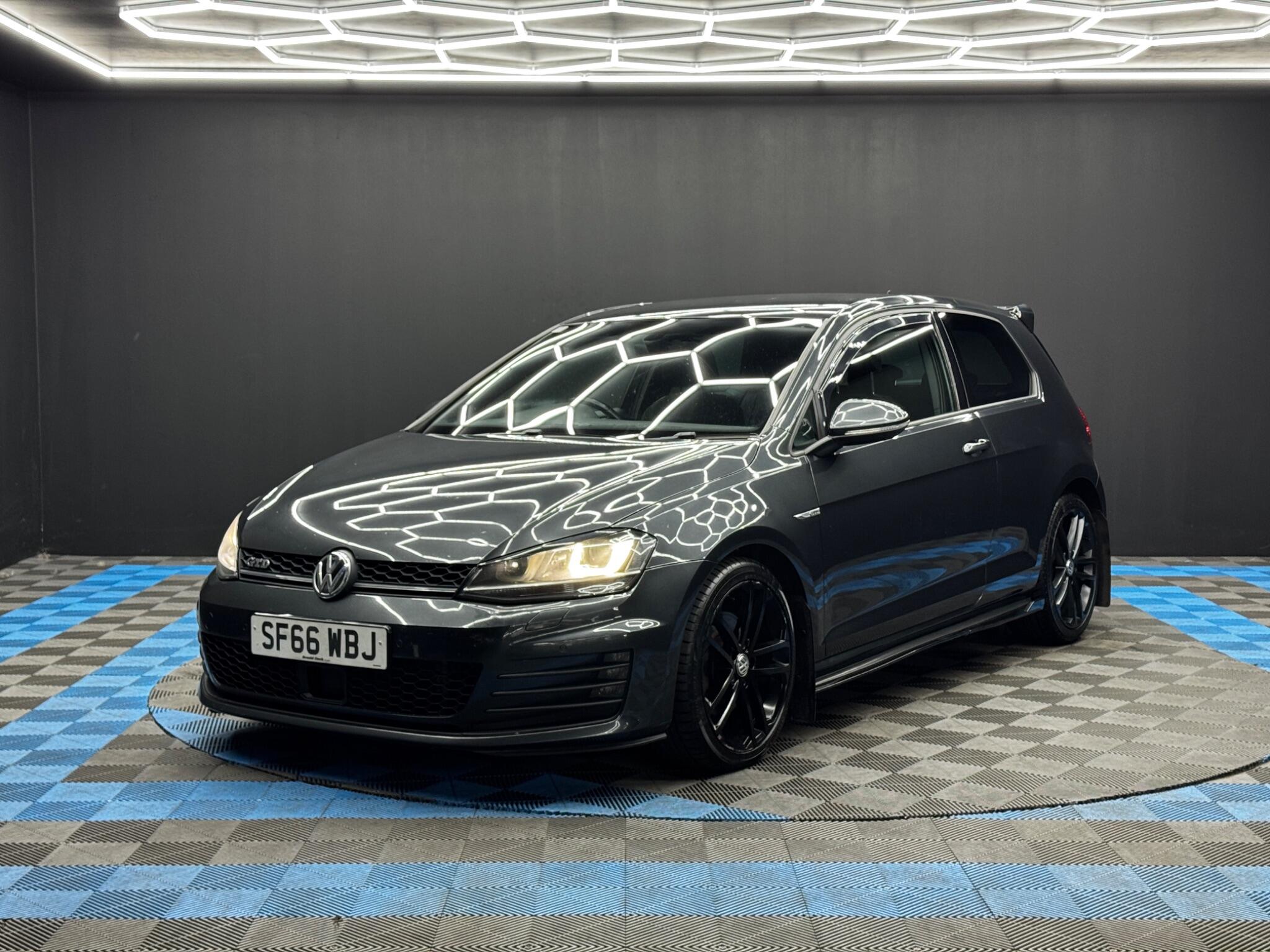Volkswagen Golf view 3