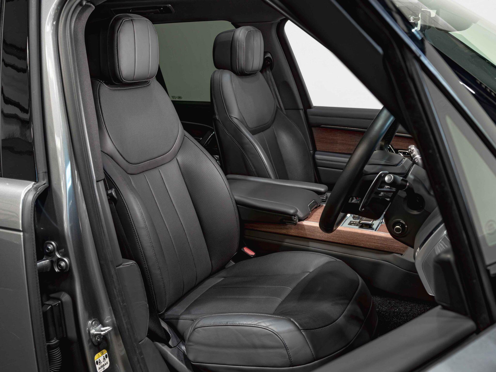Land Rover Range Rover view 2