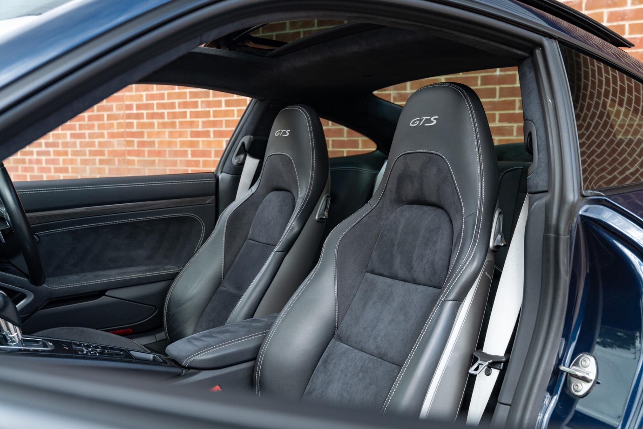 Porsche 911 view 24