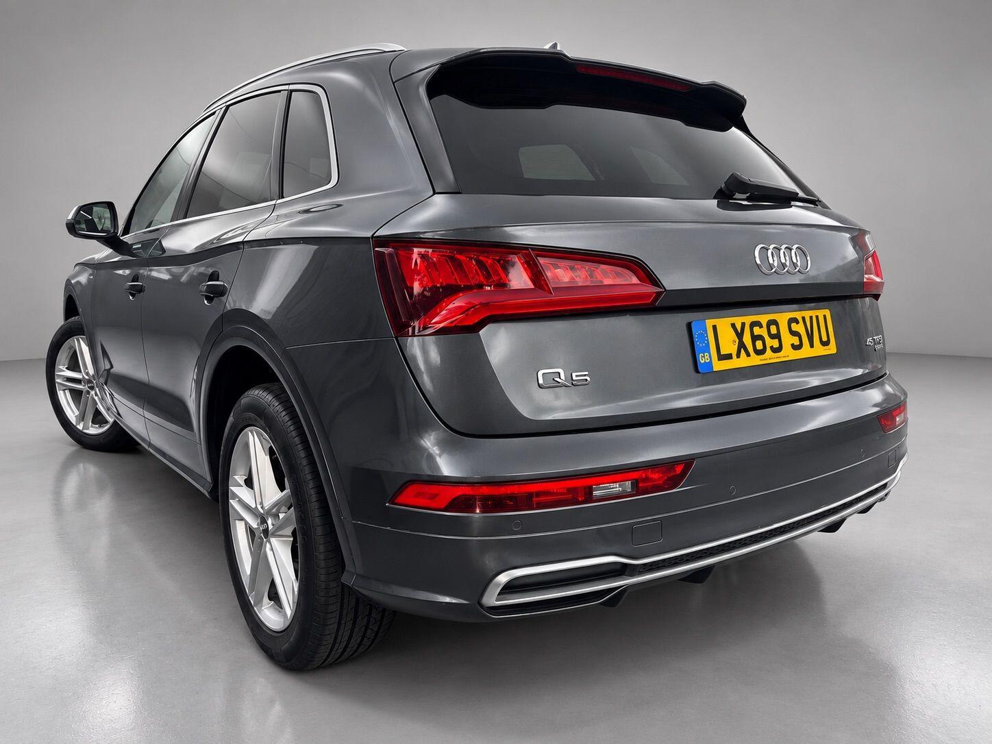 Audi Q5 view 11