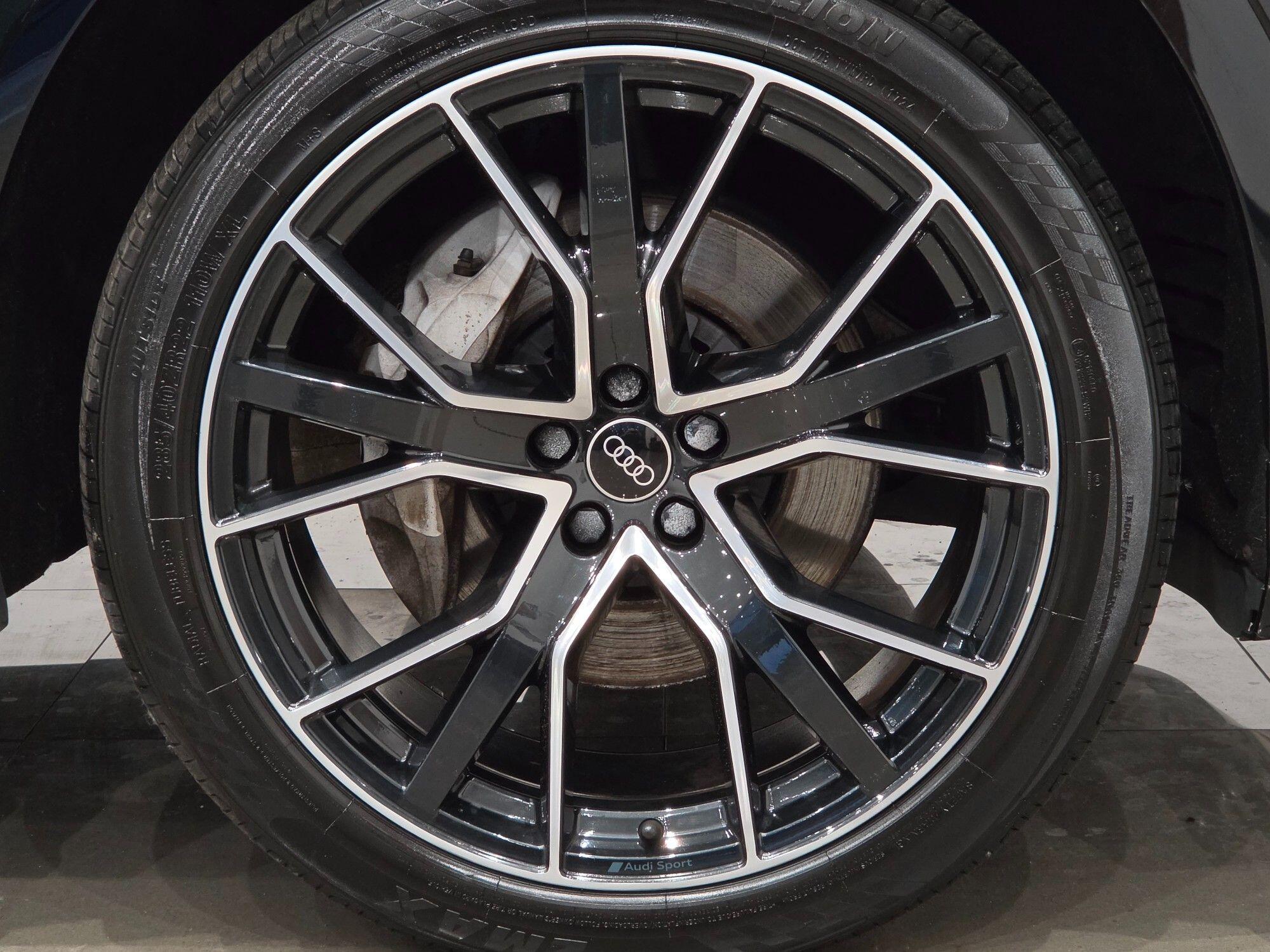 Audi Q8 view 5