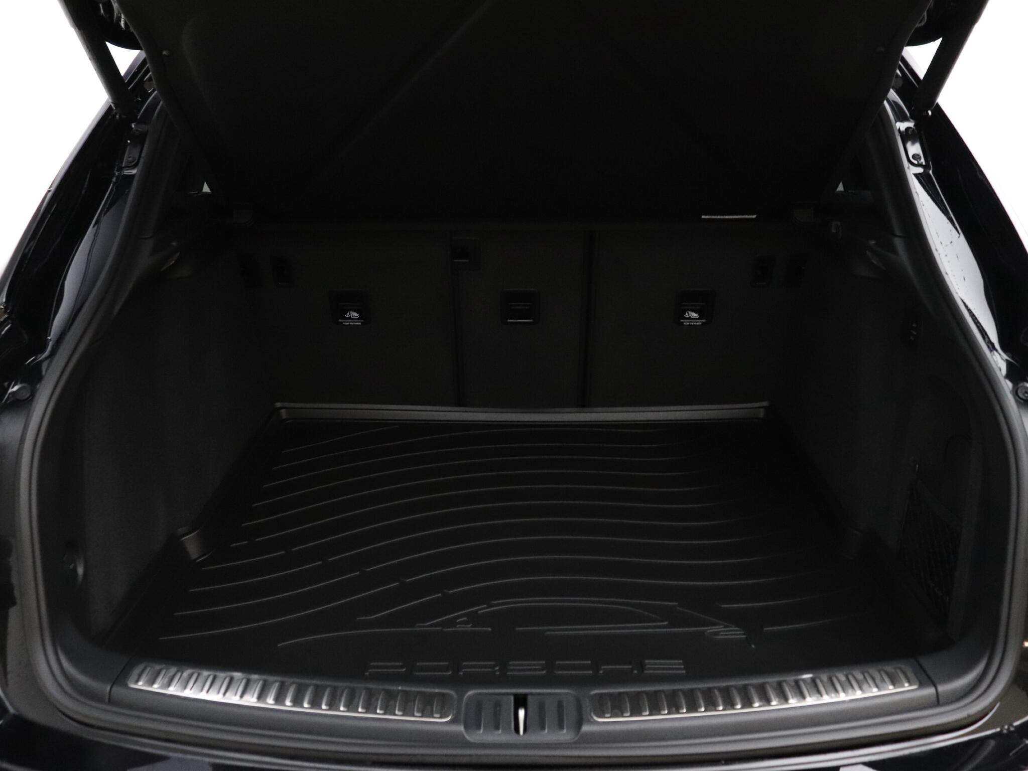 Porsche Macan view 19
