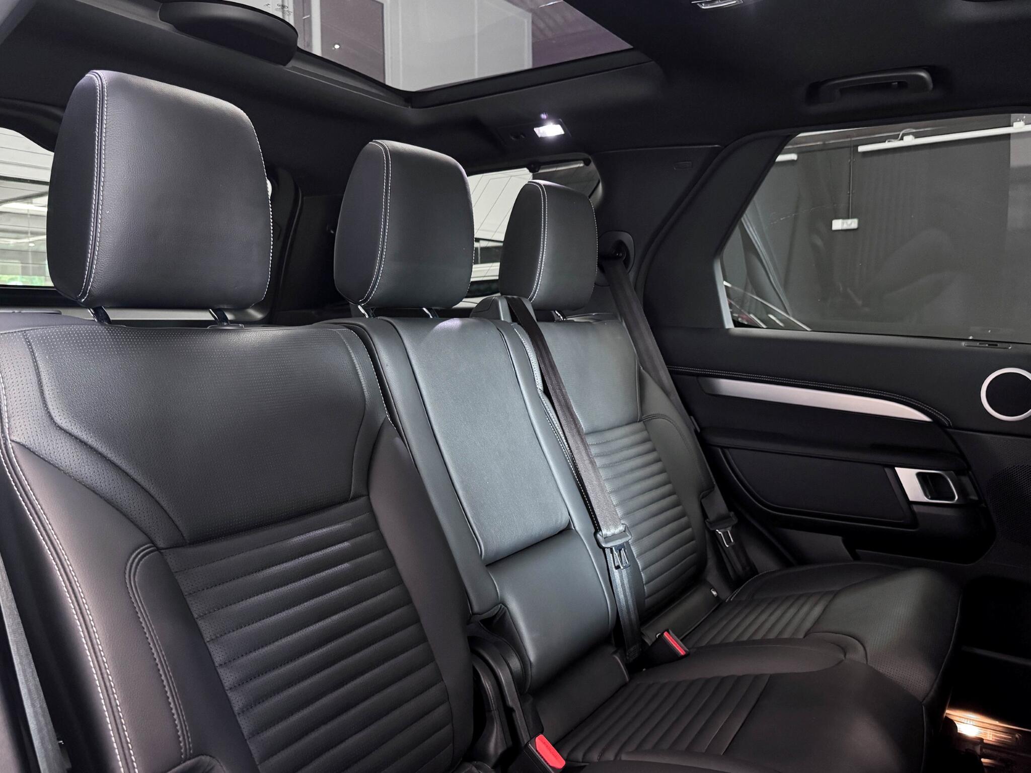 Land Rover Discovery view 14
