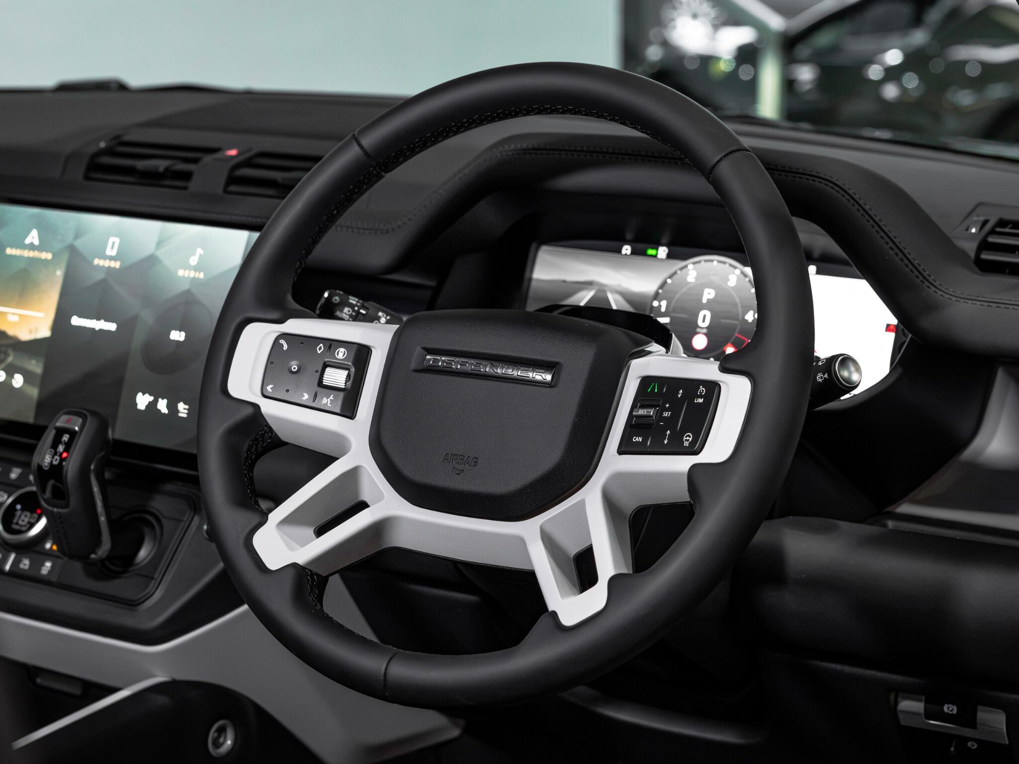 Land Rover Defender 90 view 15