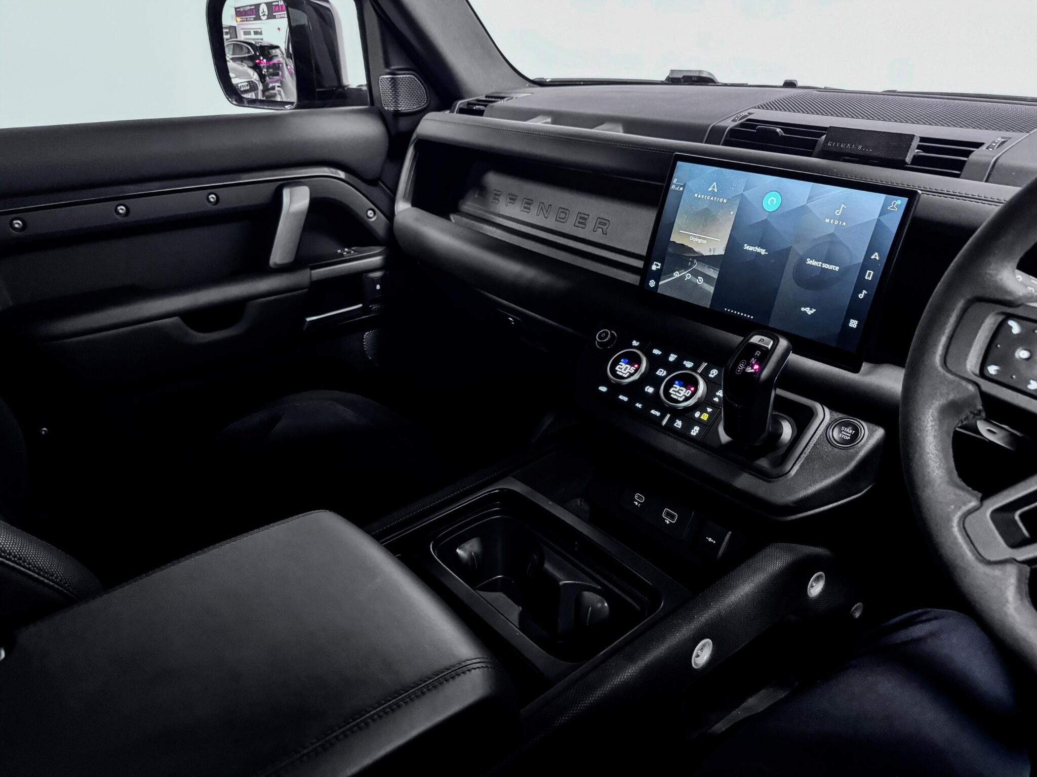 Land Rover Defender 110 view 32